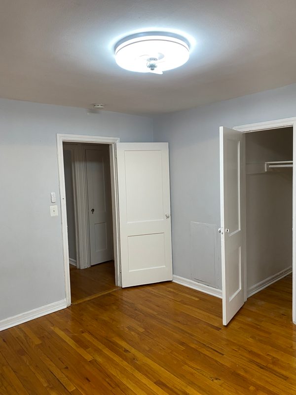 Room with a ceiling light, a closet and the hallway door